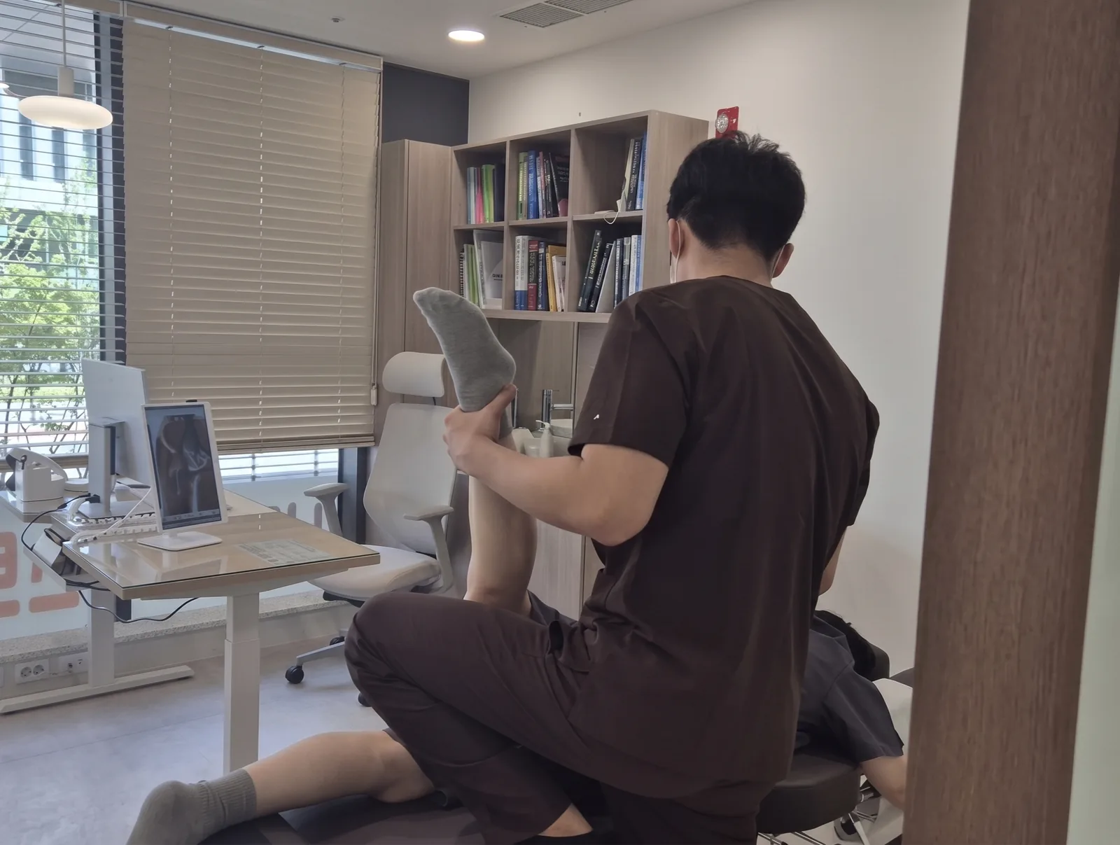 오브한의원에서 근골격계 상태를 살피는 진료 장면